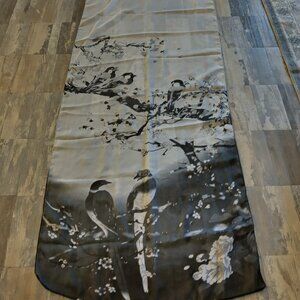 WOMANS BLACK AND WHITE SILK LIKE SCARF FINAL PRICE NO MORE DISCOUNTS. ALL SALES